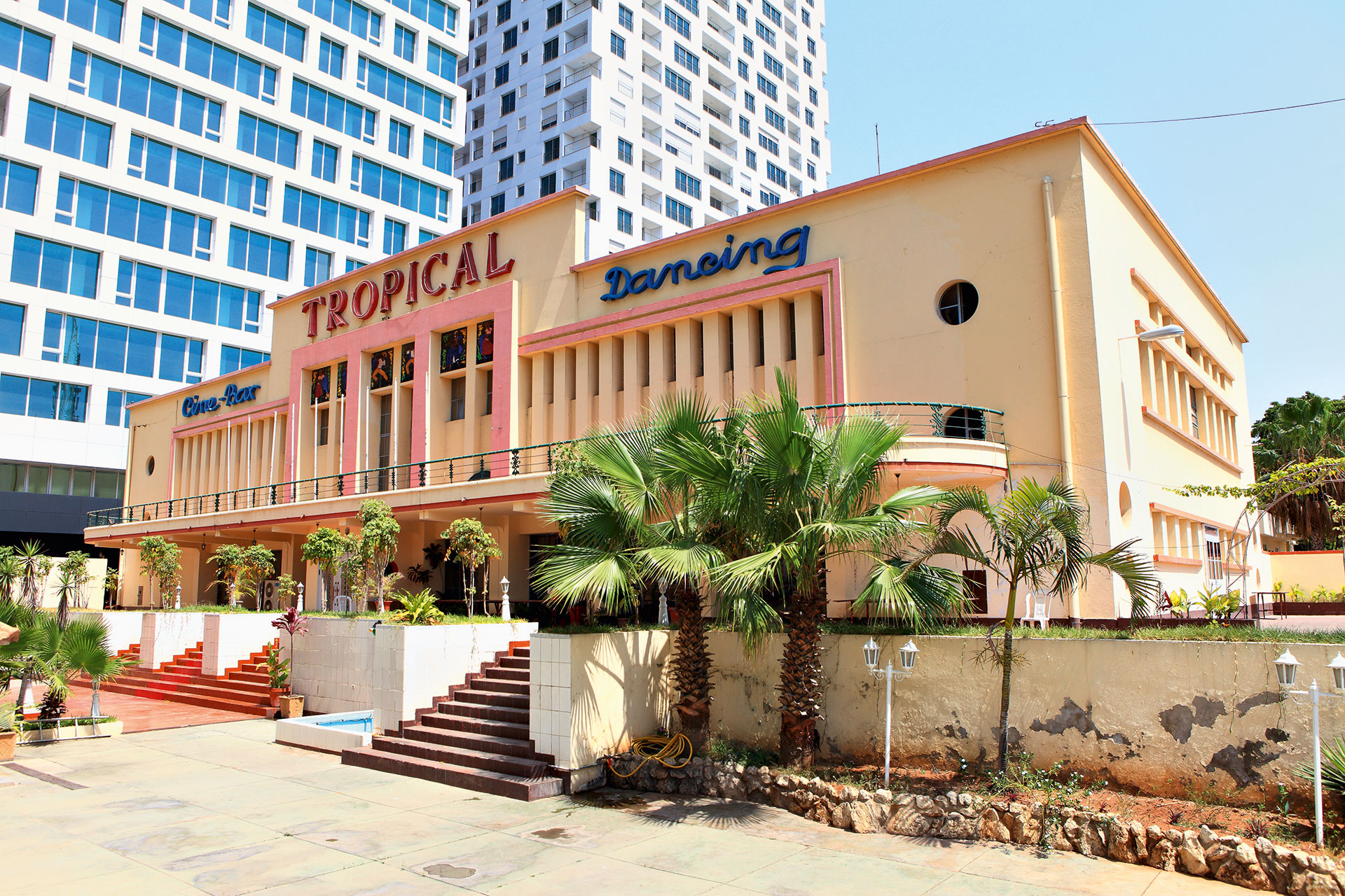 Cine-Bar Tropical, Luanda, 2015