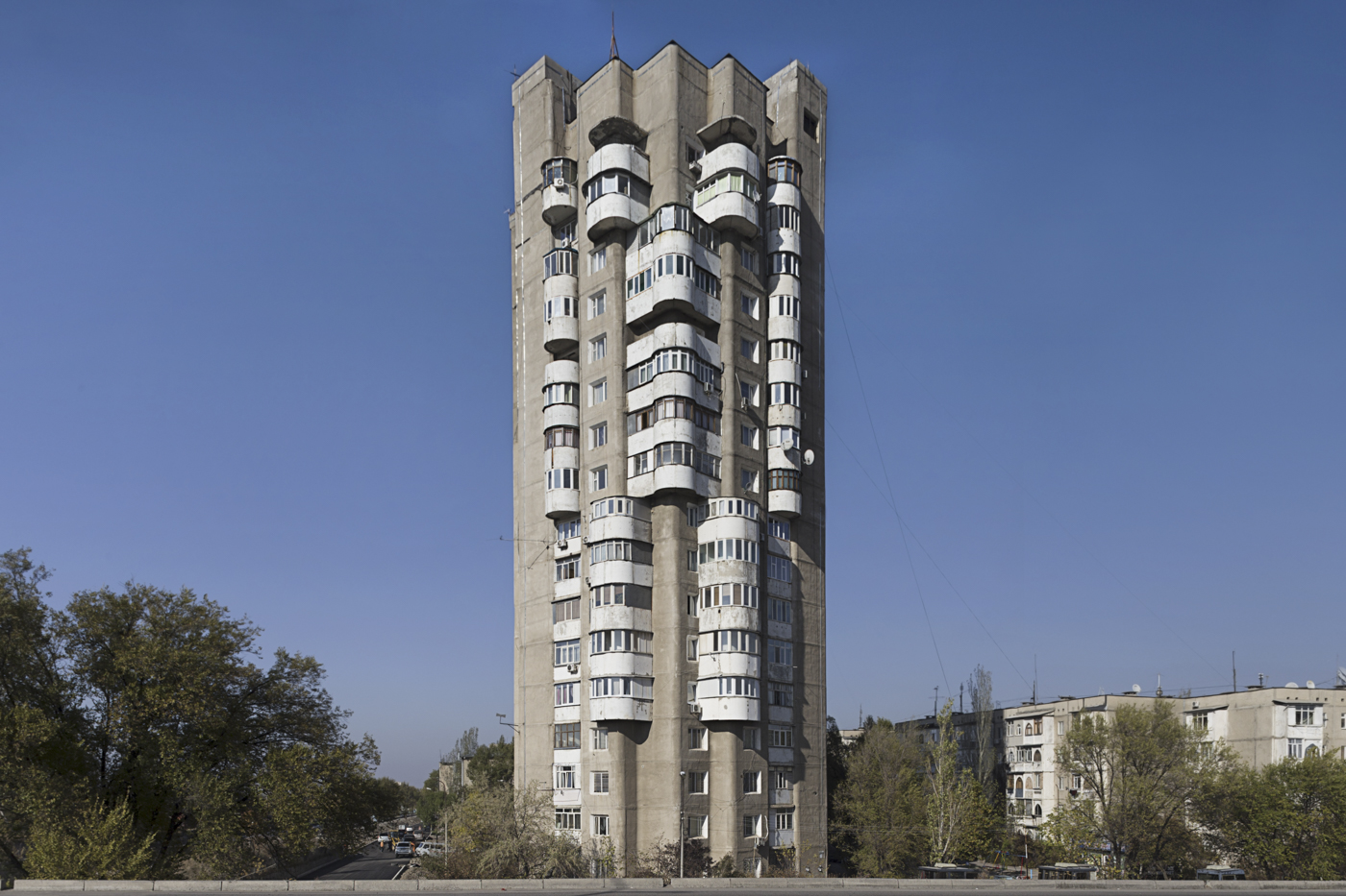 Residential building, by B. Lebedev, I. Kombarbayev, A. Nezhurin, M. Baybekov, and Y. Grinshtein (1985). Bishkek, Kyrgyzstan. Photo: Roberto Conte