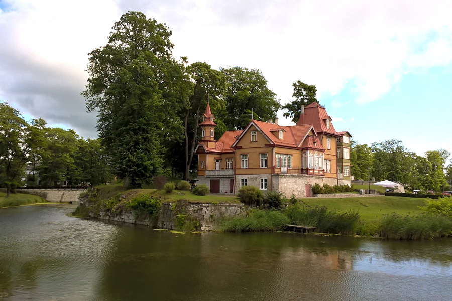Hotel by Kuressaare Castle. Image by Dmitry Bocharov/Wikimedia Commons under a CC licence