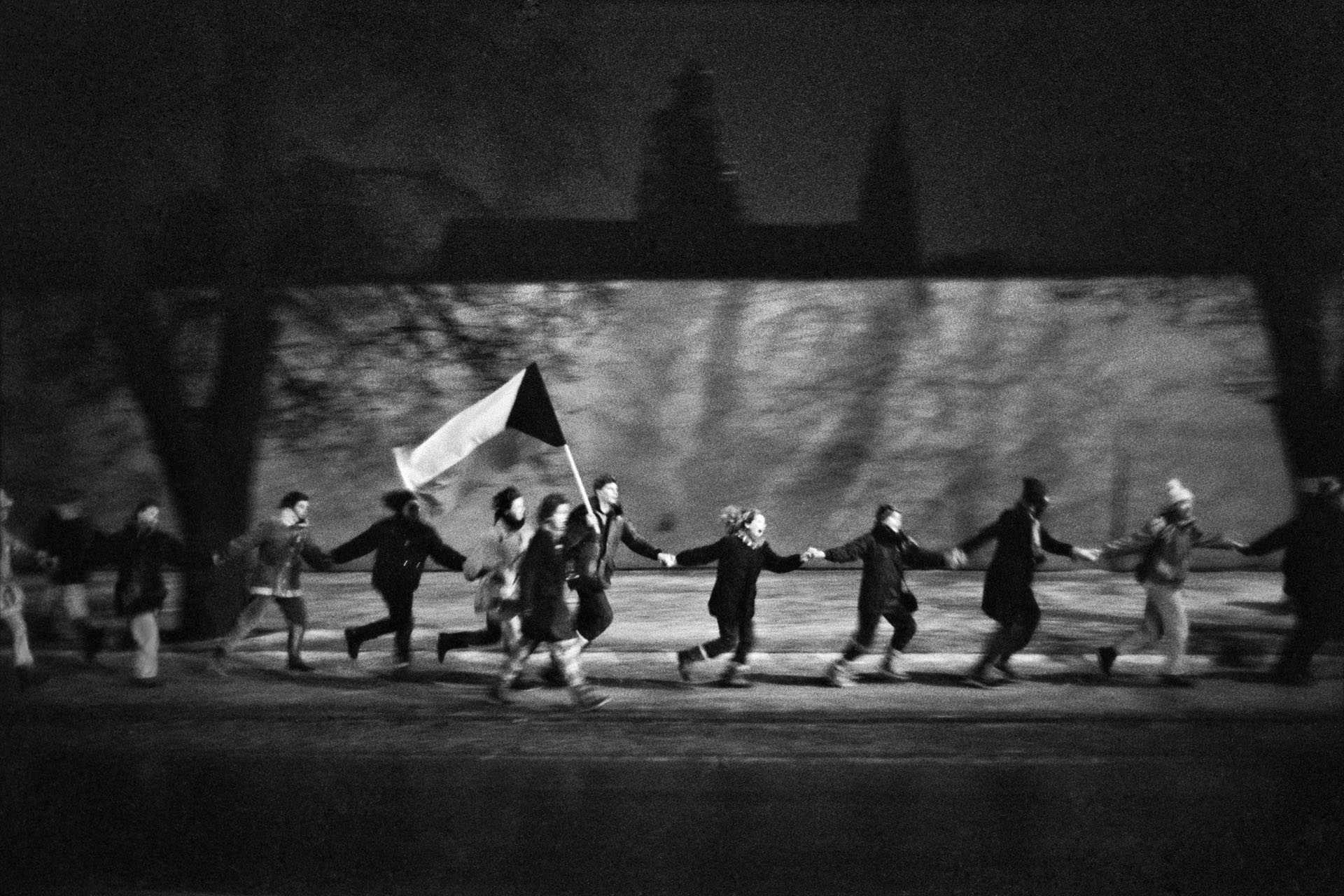 A human chain from Letná to Prague Castle.  Prague, November 26, 1989. Image: Přemysl Hněvkovský