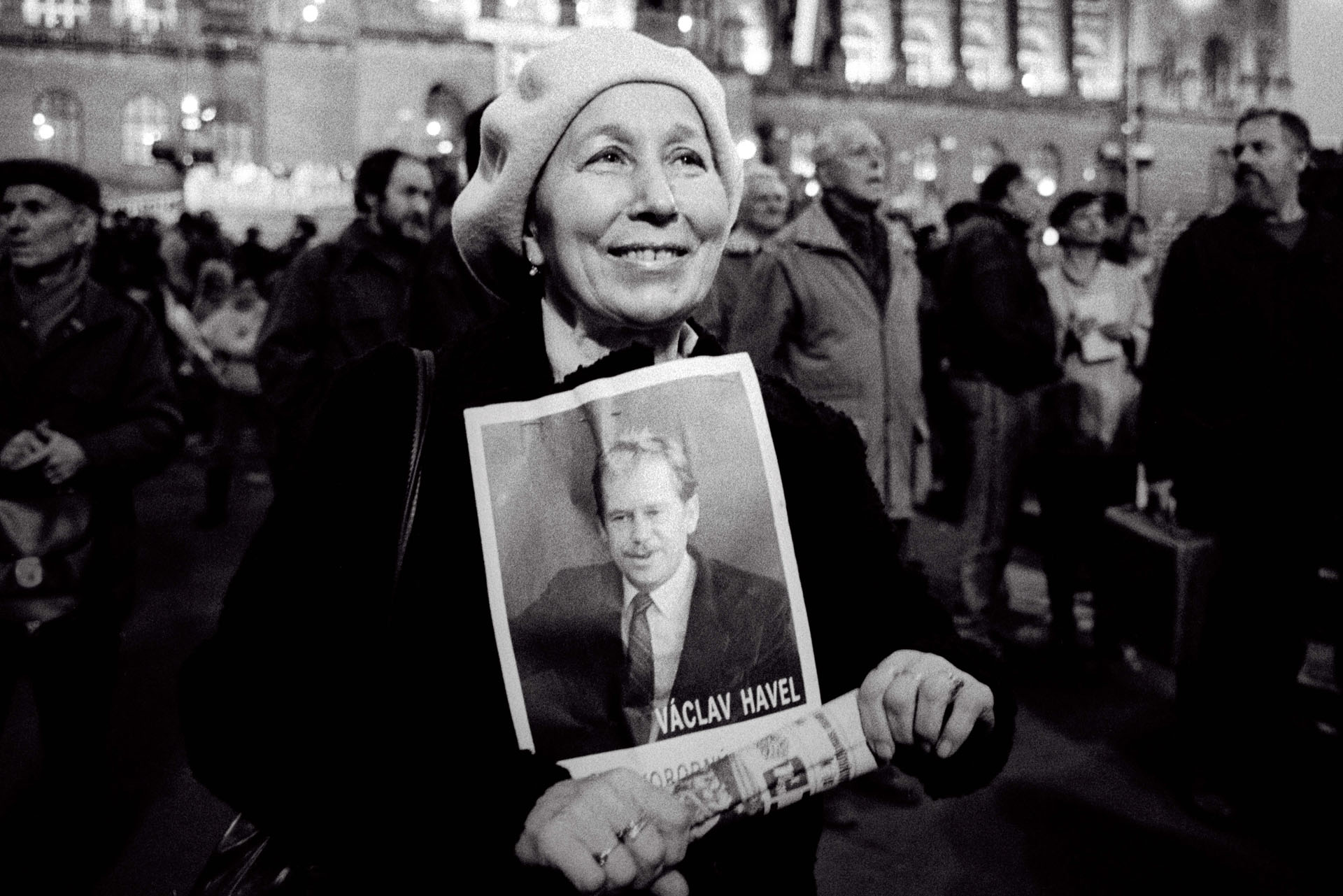 At a meeting of the Federal Assembly, the government proposed Václav Havel as a candidate for president. Citizens came to Prague from numerous cities to support the motion. December 19, 1989. Image: Karel Cudlín