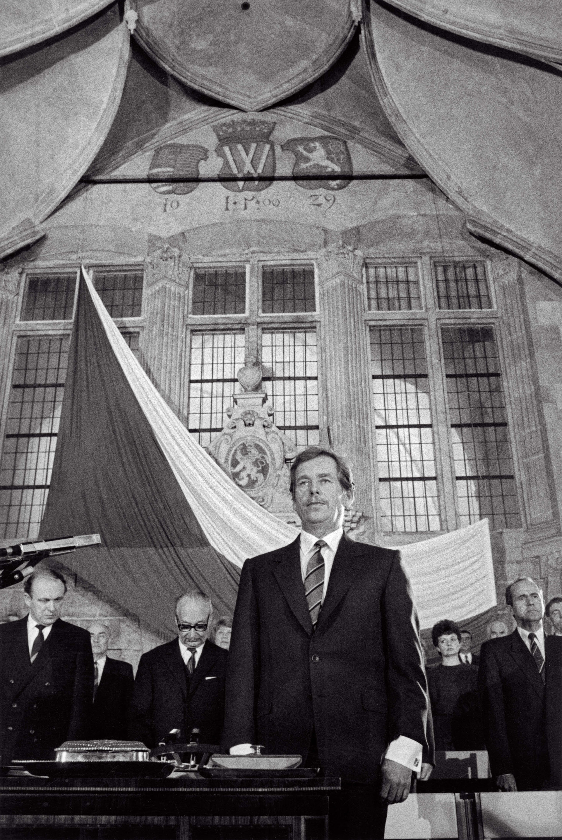 Meeting in the Vladislav Hall at Prague Castle, members of both houses of the Federal Assembly unanimously elected Václav Havel president.  Prague, December 29, 1989. Image: Pavel Štecha