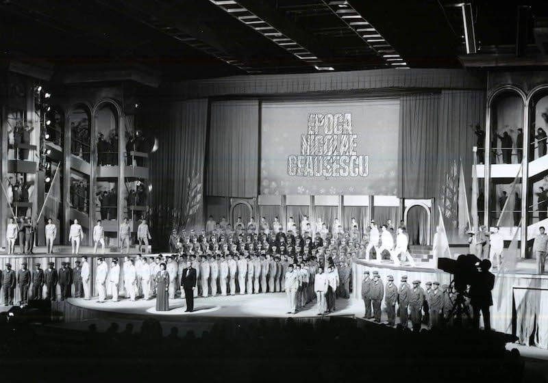 A state-sanctioned TV show from 1986, praising Ceaușescu. Image: Romanian Communism Online Photo Collection