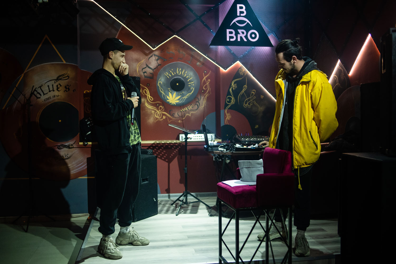 Belyi during a freestyle rap battle against The OM, with whom he opened the sound studio Biblioteka Rec in March 2019