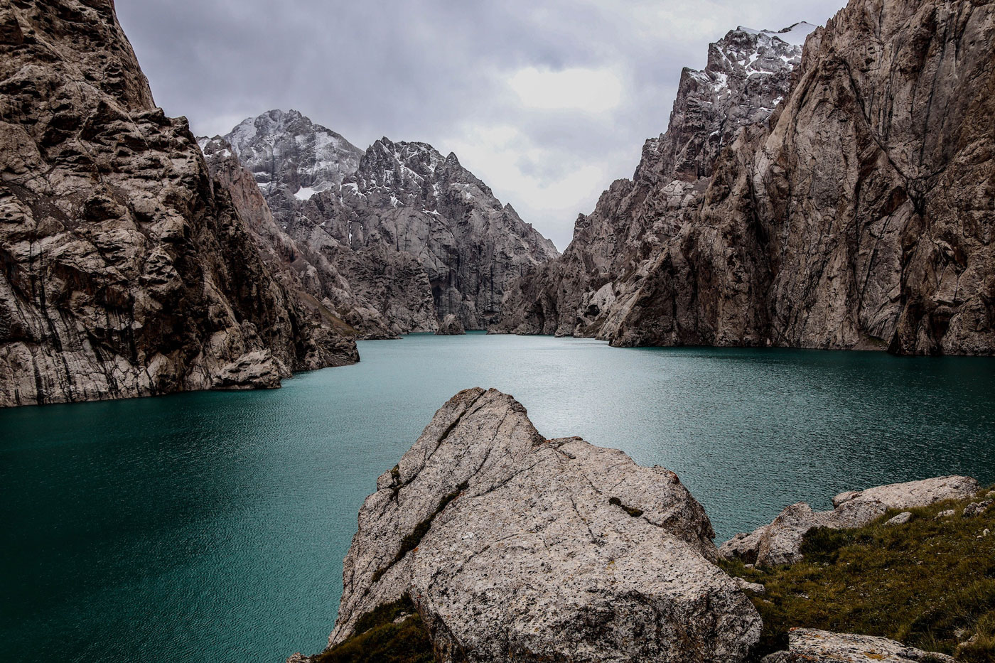 The blue waters of Lake Köl-Suu. Image: Dave Peters under a CC license