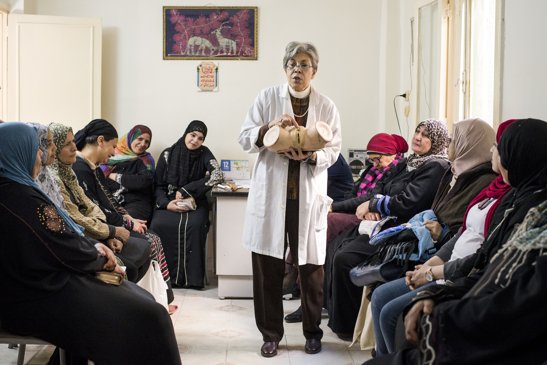 Dr. Mawaheb al-Mowelhy giving a seminar on the effects of female genital mutilation (FGM) to women at a clinic in a disadvantaged area in Egypt. 