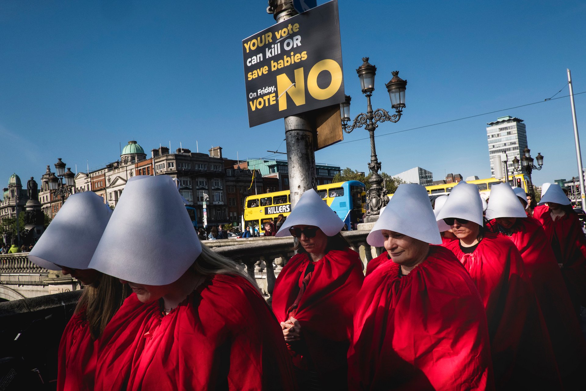 Two days before the referendum on abortion in Ireland, a feminist group named Rosa organised an artistic performance: about 40 women in Dublin dressed as characters from The Handmaid’s Tale to raise awareness on reproductive rights.