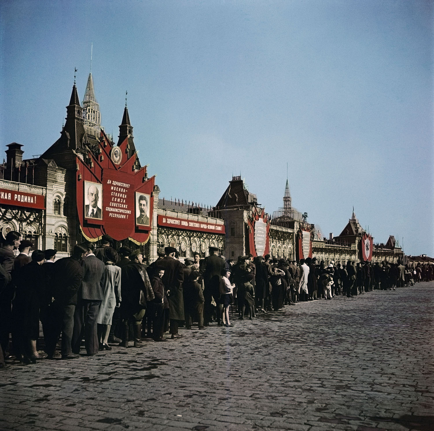 Visitors at the Red Square by Robert Capa. Moscow, USSR (1947). Image: International Center of Photography/ Magnum Photos
