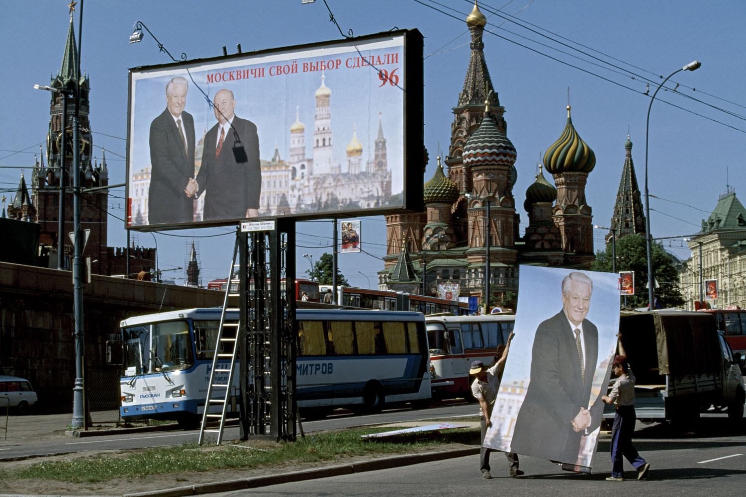 Workers install Boris Yeltsin's election posters next to the Red Square by Thomas Hoepker. Moscow, Russia (1996). Image: Magnum Photos