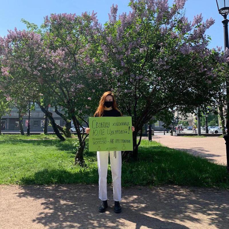 A single-person picket calling for the release of Yulia Tsvetkova. Image: Lolja Nordic