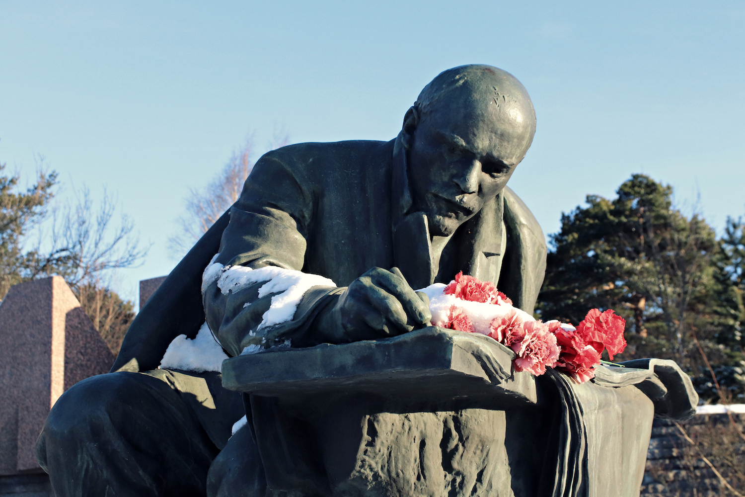 Lenin monument at Razliv crossroads. Image: Ville-Juhani Sutinen