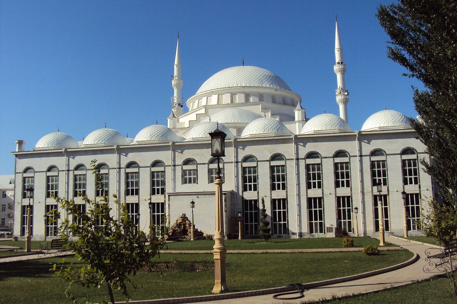 The central mosque in Makhachkala. Image: WIkimedia Commons under a CC licence
