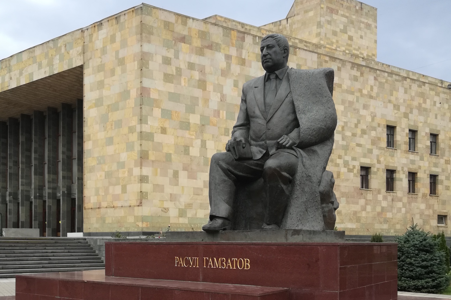 A monument to Avar poet Rasul Gamzatov. Image: Bogdanov-62/Wikimedia