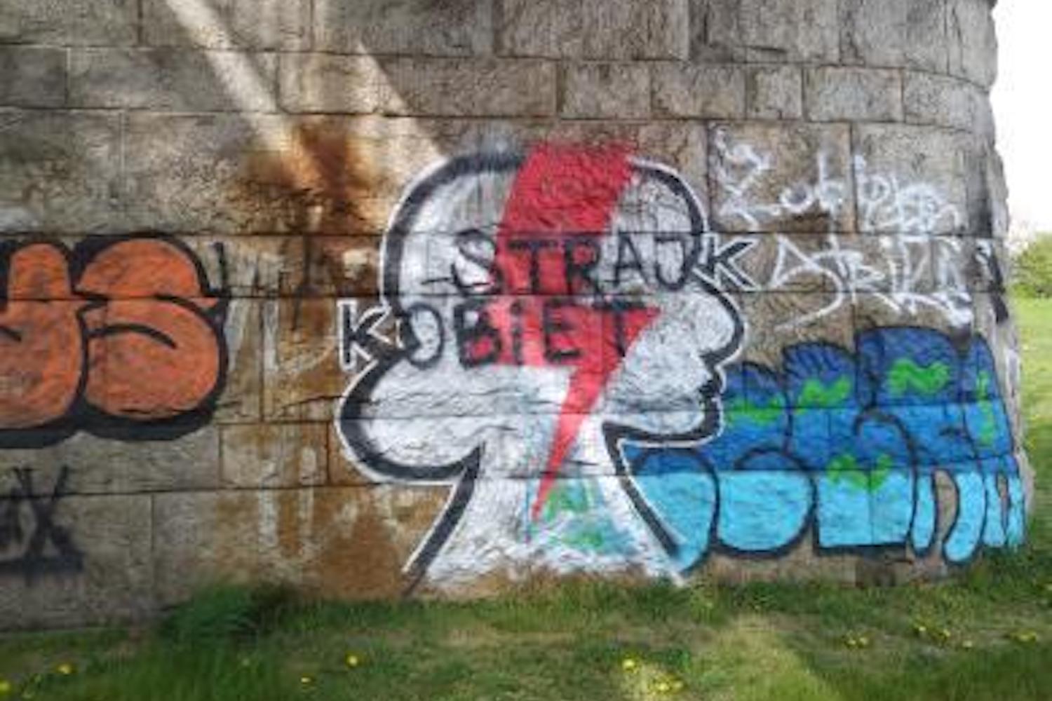 Graffiti in Kraków reading ‘women’s strike’. Credit: Żaneta Piątek 