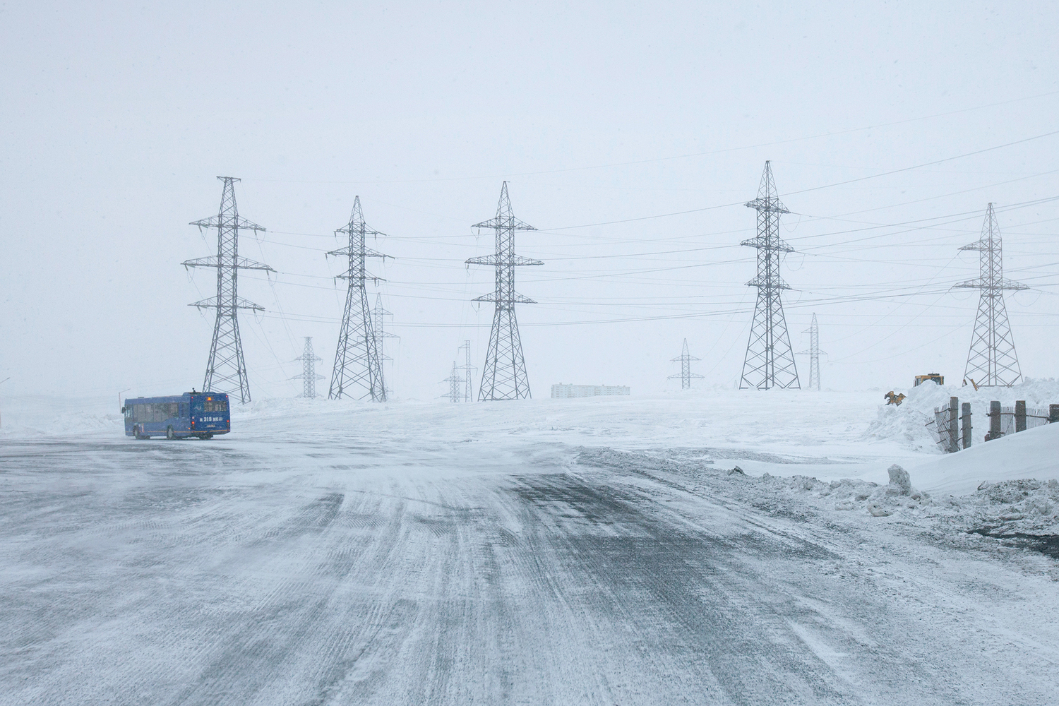 Road connecting Norilsk Central District with Nadezhda Metallurgical plant complex. Image: Zupagrafika 