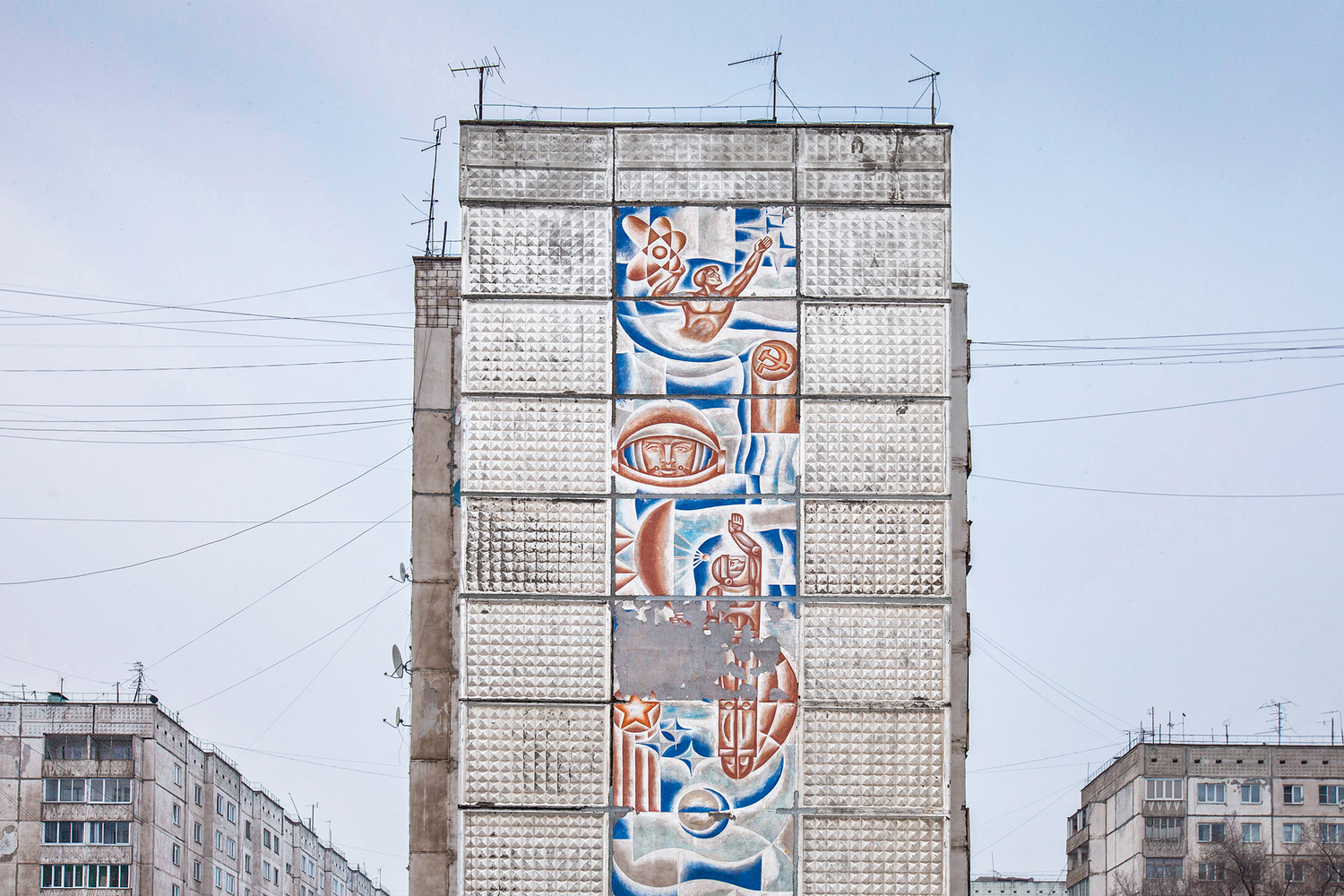 Soviet decor on side elevations of a housing complex in Krasnoyarsk. Image: Zupagrafika 