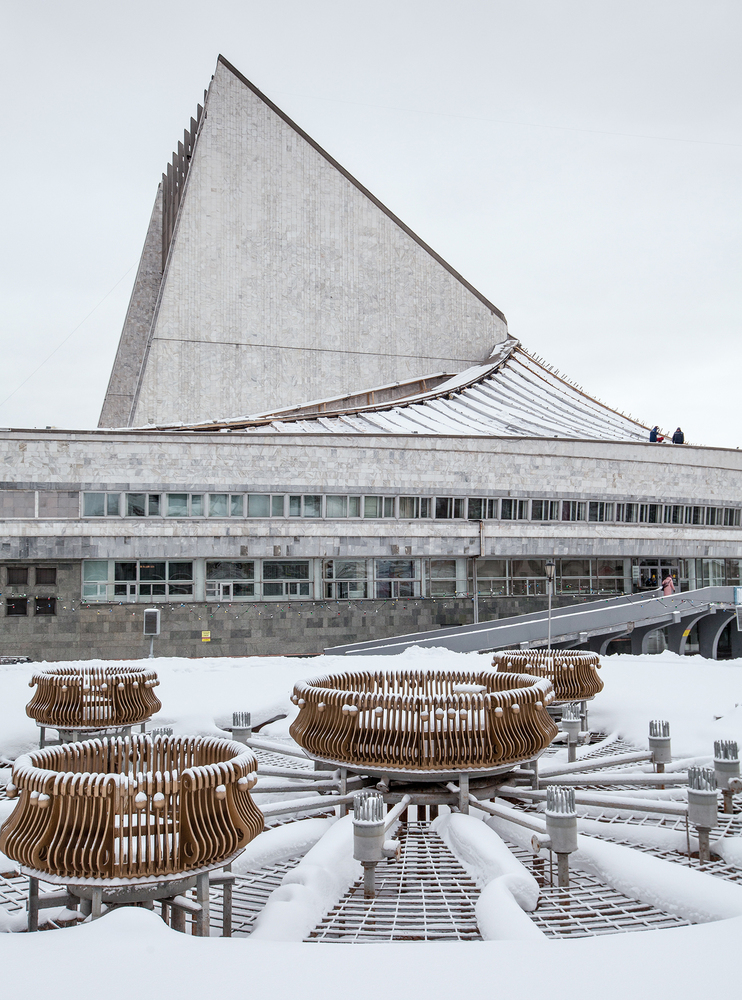 The Globus Theatre of Novosibirsk. Architects- M. Starodubov, A. Sabirov (Built in 1984). Image: Zupagrafika 