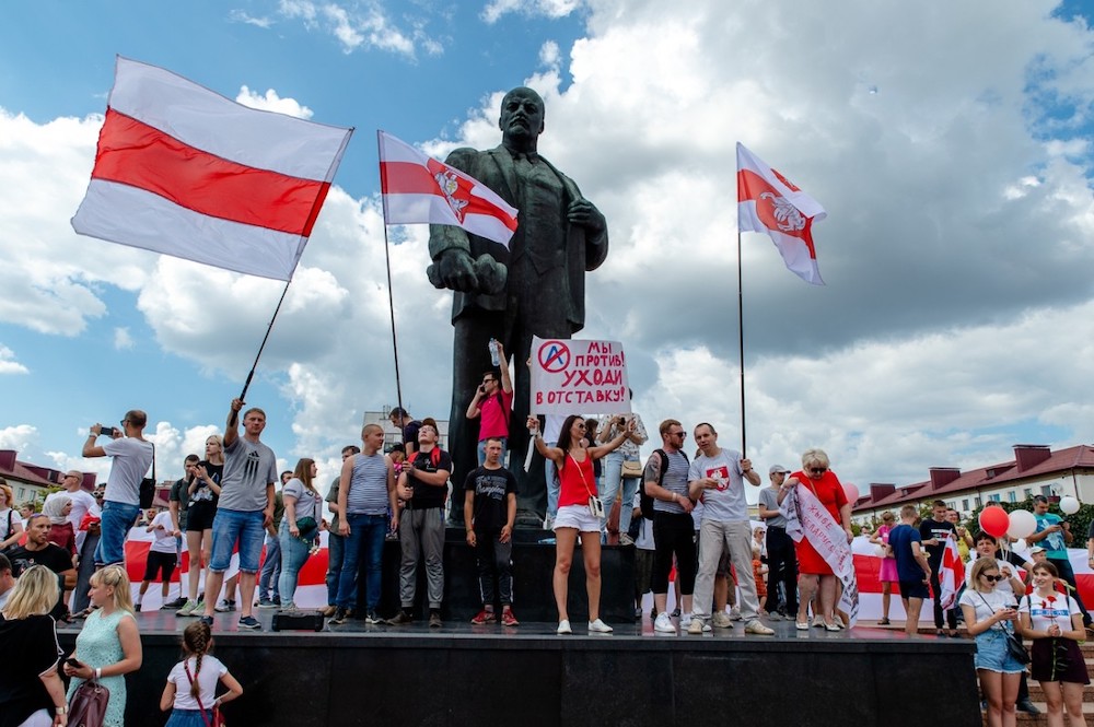 Protestors stand in front of a statue of Lenin in Belarus. Image: Yuriy Kamisaray/Wikimedia Commons under a CC licence