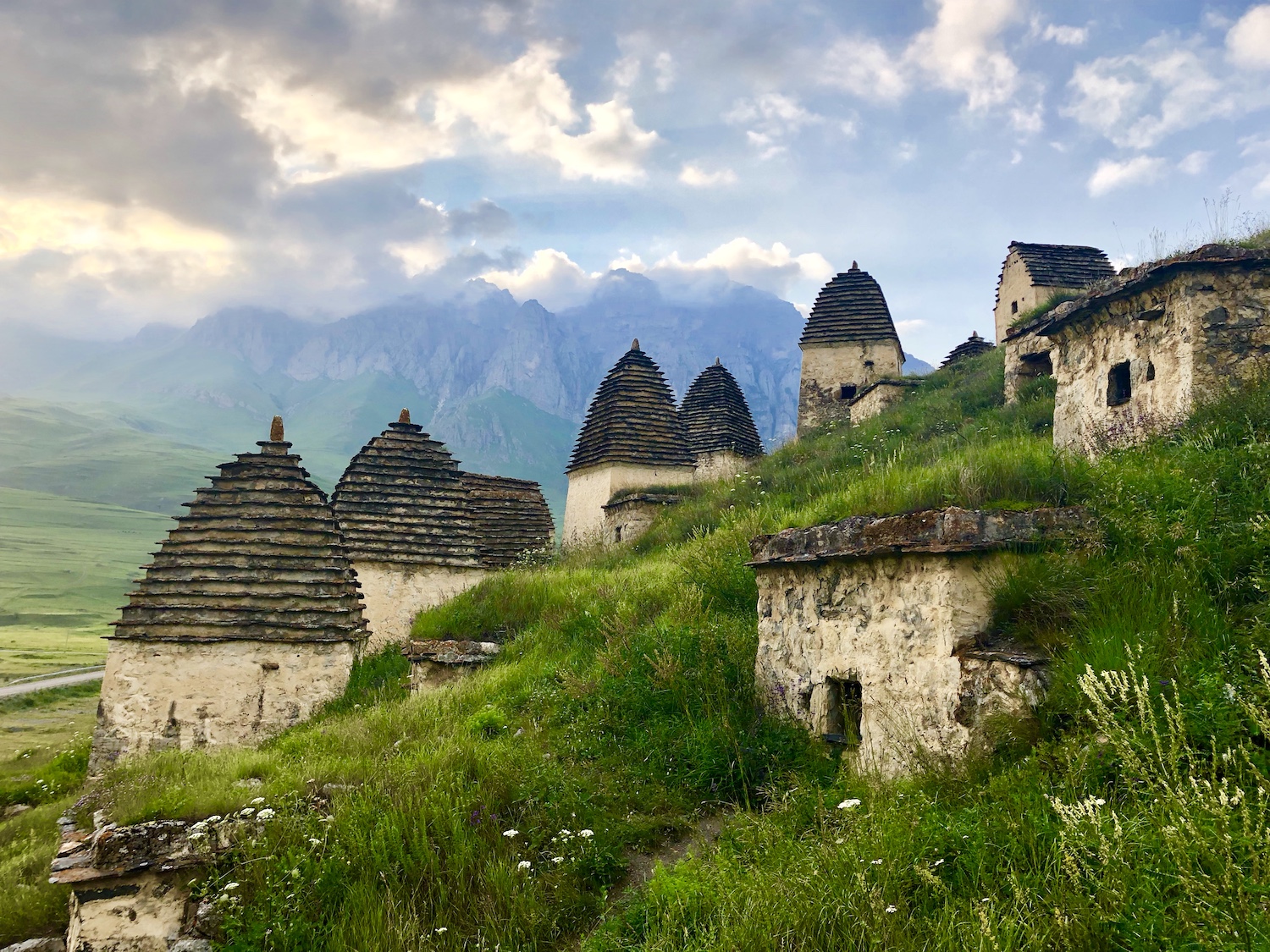 Necropolis buildings on the slopes of Dargavs. Image: Kabis212/Wikimedia Commons under a CC licence