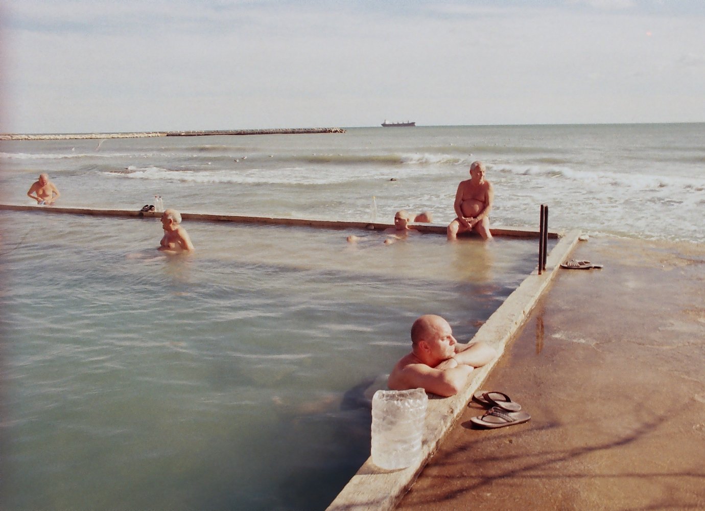 Set on the Black Sea, this tender documentary about a swimming pool is a window onto Bulgaria