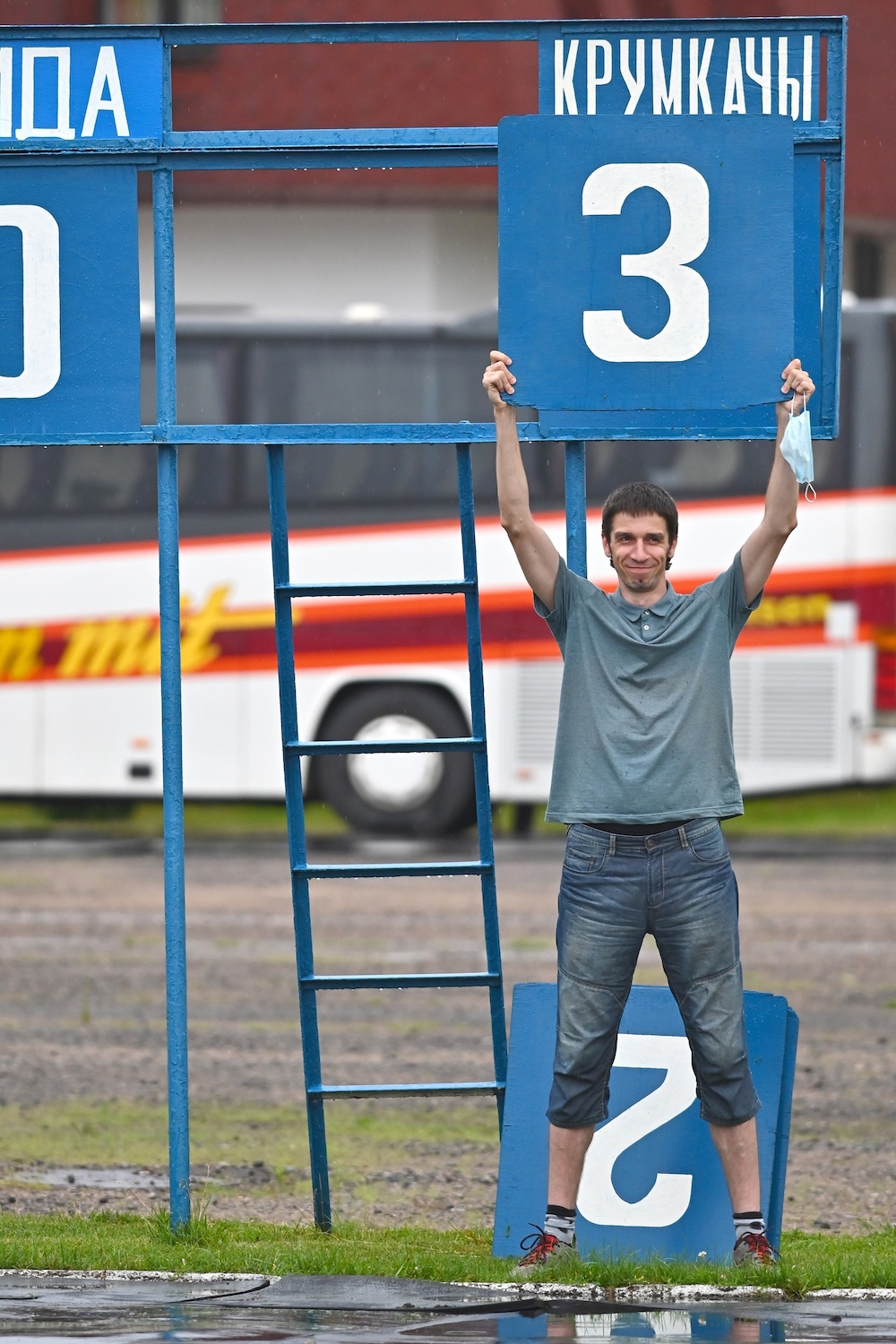 A volunteer mans the Krumkachy scoreboard.