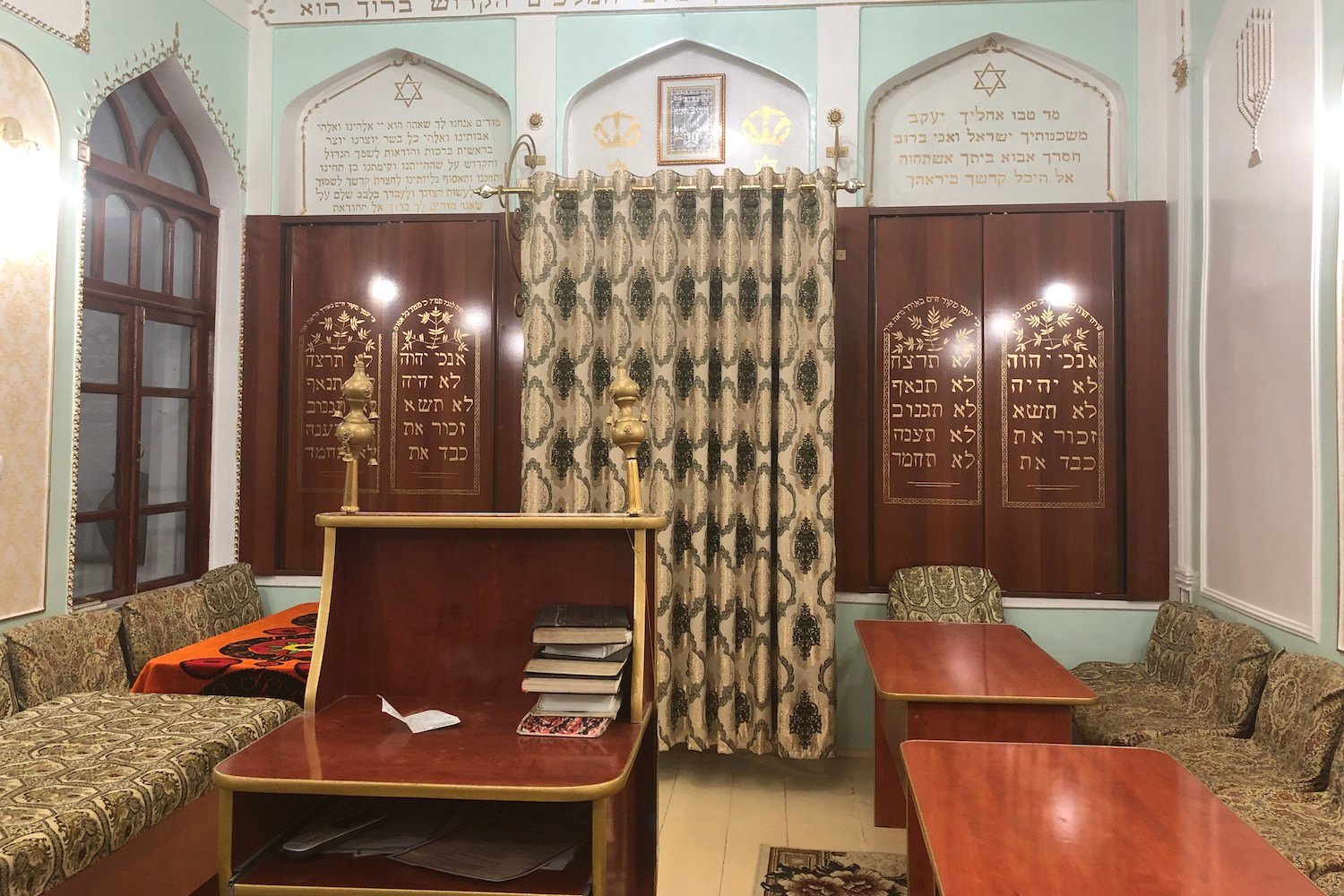 Inside the Ohel Yitzchak Synagogue. Image courtesy of the author. 