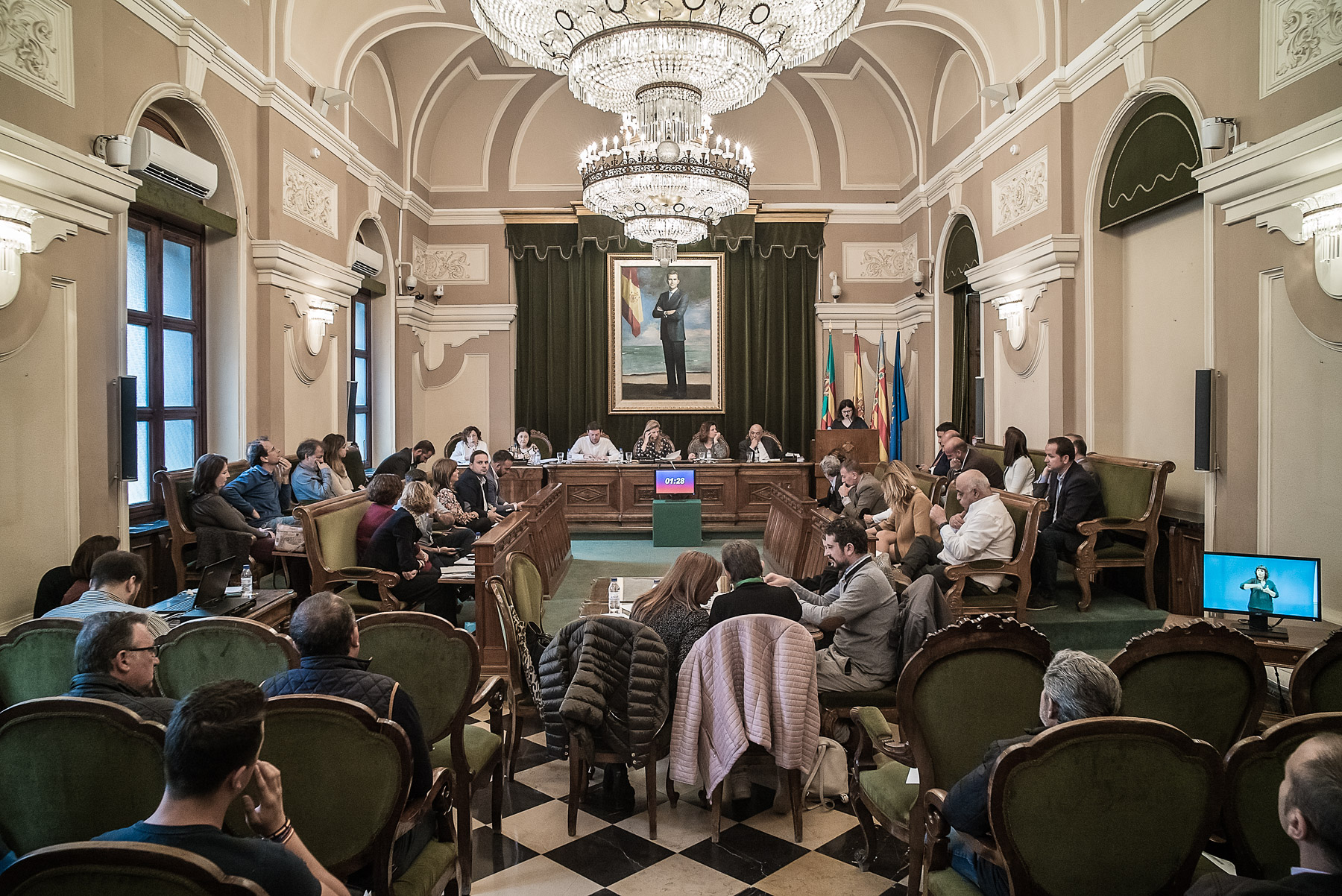 The city hall in Castellón de la Plana, Spain. The speaker is a Romanian-ethnic city councillor, Monica Barabas. In the first row, on the right, Manuel Păduraru is another Romanian city councillor, from a different political party.