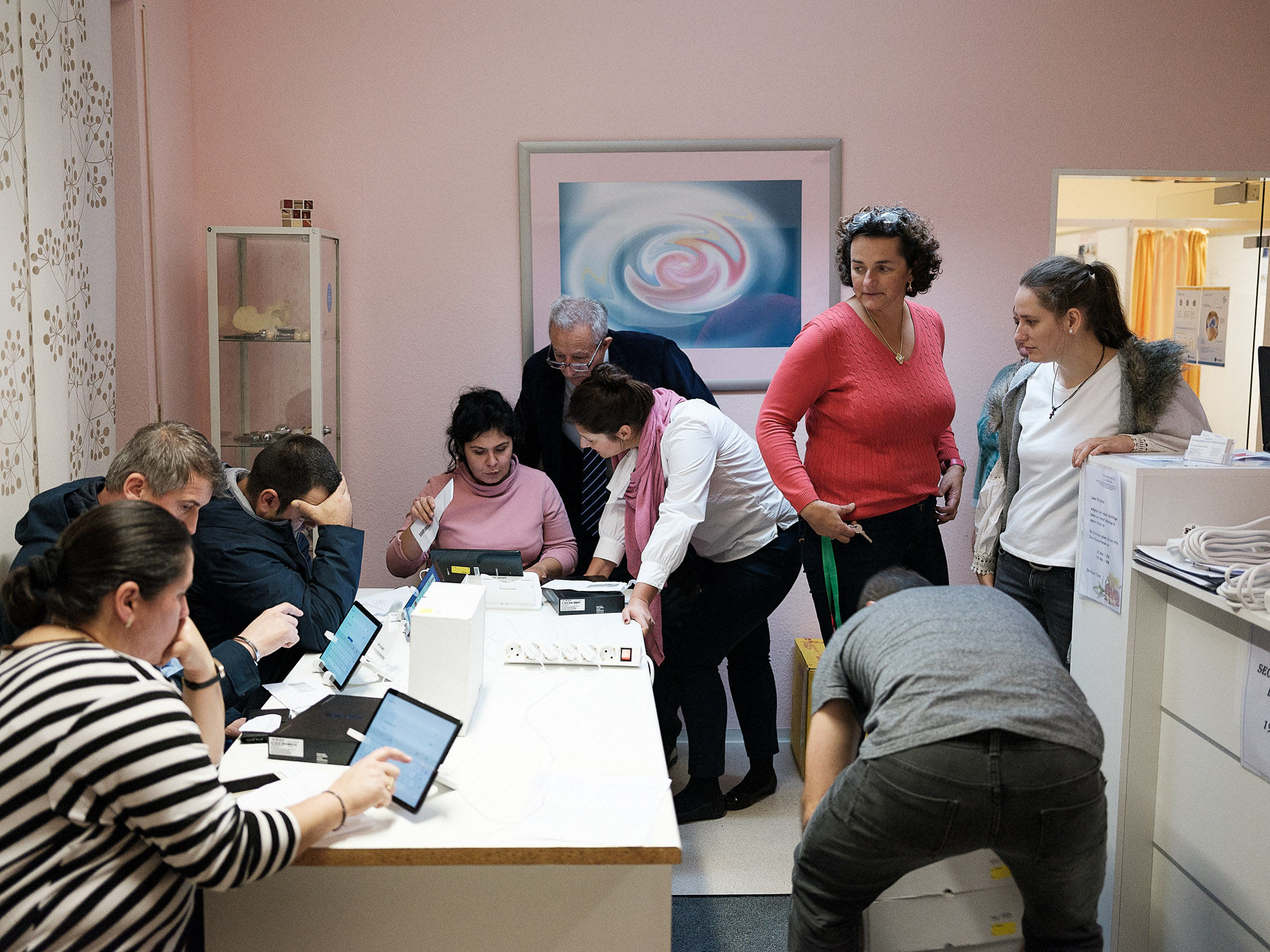 Romanian doctor Ileana Vogel opened a polling station in her clinic in Usingen, Germany, so that the diaspora vote in the Romanian presidential elections 