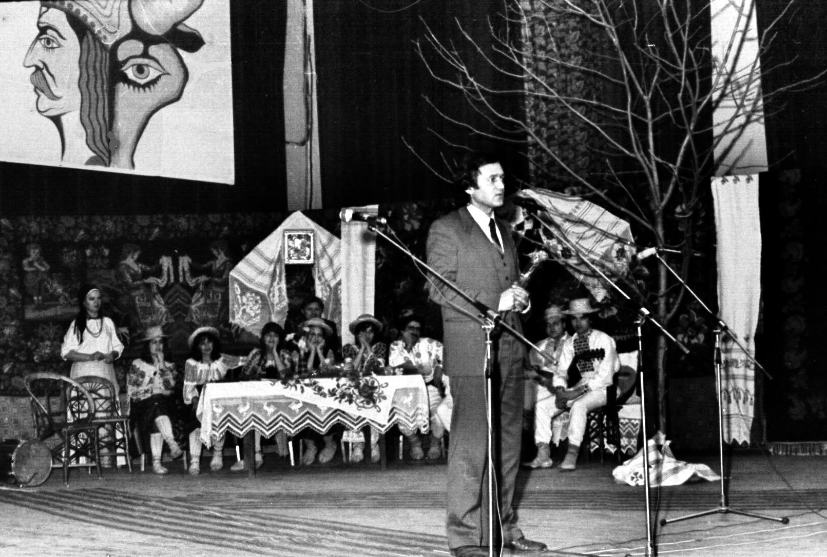 Ion Hadârcă at a literary club event in Bravicea, Călărași, in February 1989