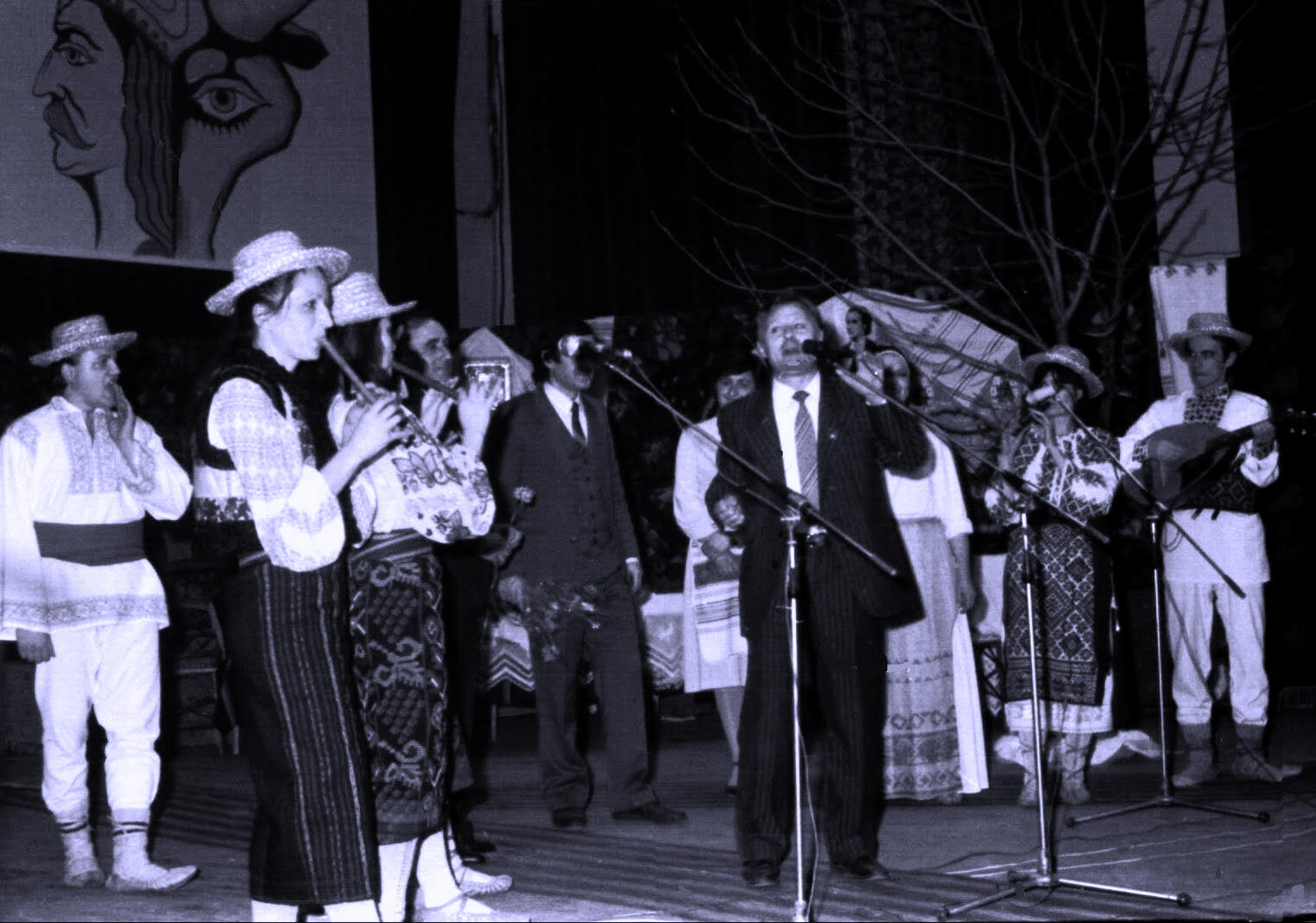 Famous singers Osoianu Sisters and their conductor Andrei Tamazlâcaru in Bravicea, Călărași, in February 1989