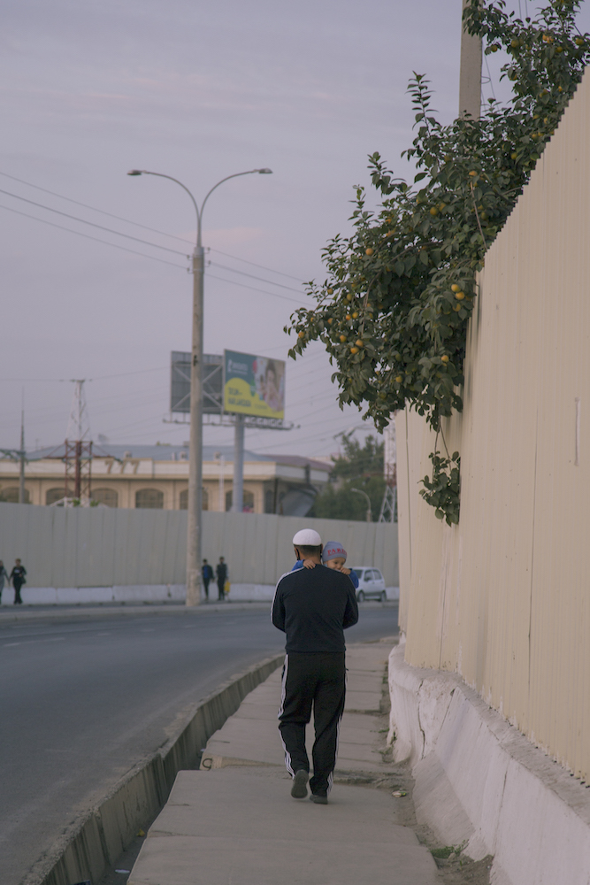 A father and child walk the streets of Tashkent. Image: Kamila Rustambekova