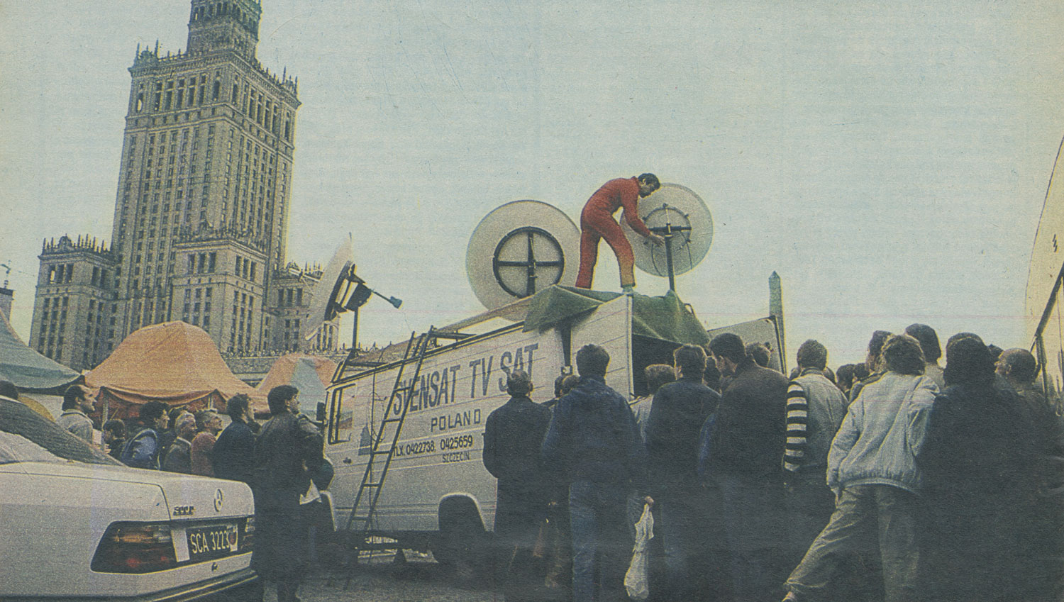 Zdzisław Żniniewicz, an early satellite dish pioneer, with his travelling satellite television in Warsaw. Image: Ekran magazine, 1987