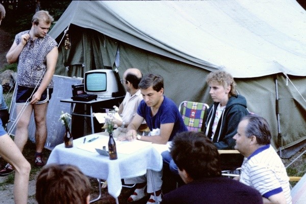 Student Scientific and Cultural Movement (URNiK)'s  interdisciplinary summer camp at the Garbaś Lake in 1987. Image: Andrzej Grossman’s private archive