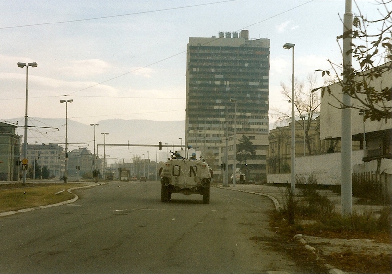 Norwegian troops deployed for the UN travel through Sarajevo in 1995. Image: Paalso/Wikimedia Commons under a CC licence