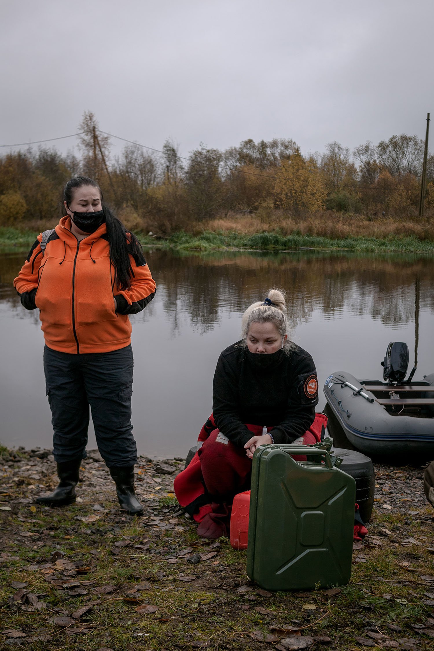 Volunteers carrying out an underwater search in Novoladozhsky canal.