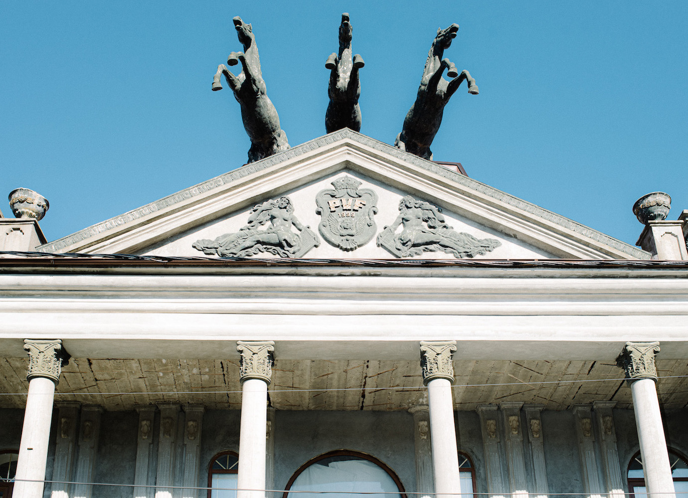 The Pentagon and the Titanic: the story behind the grand homes of the Roma capital Soroca in Moldova