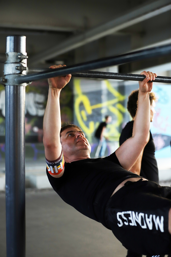 Tomasz Sarosiek works out with Homokomando