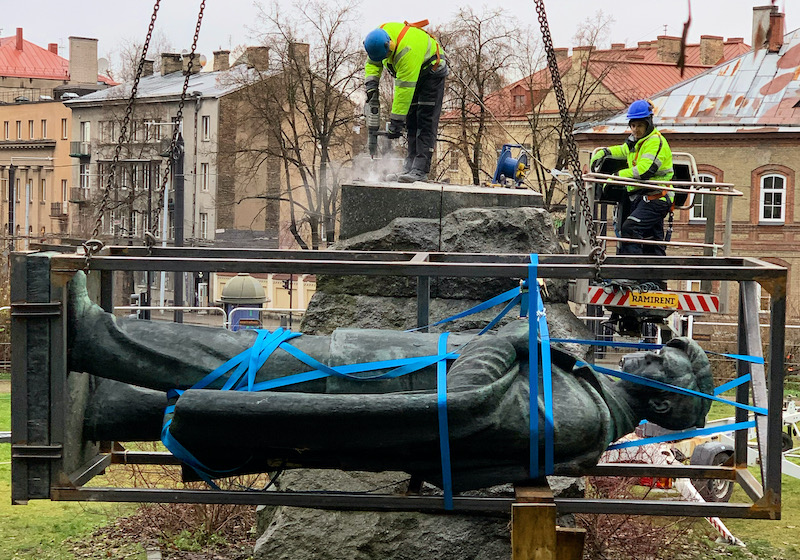 The Petras Cvirka monument is removed. Image: Mads Vesterager Nielsen 