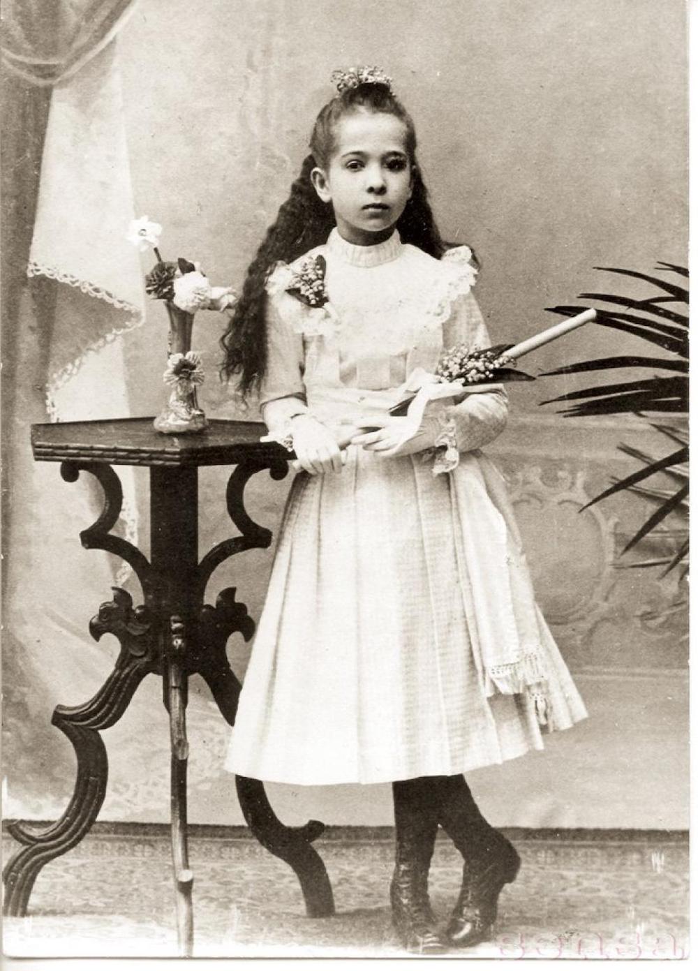 Alma Karlin photographed in 1900.