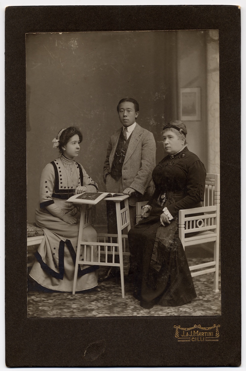 Alma Karlin with her fiancé, Xu Yong Lun, and her mother