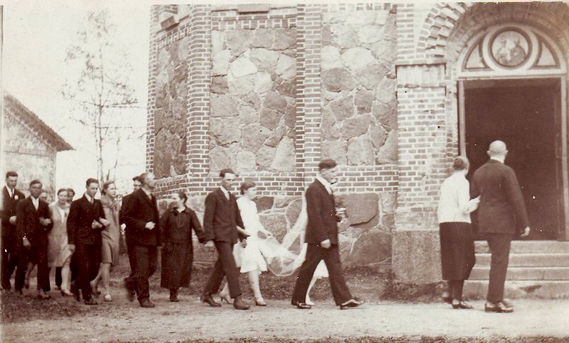 A Latvian wedding party in the 1940s. Image: Europeana/Latvian National Library under a CC licence