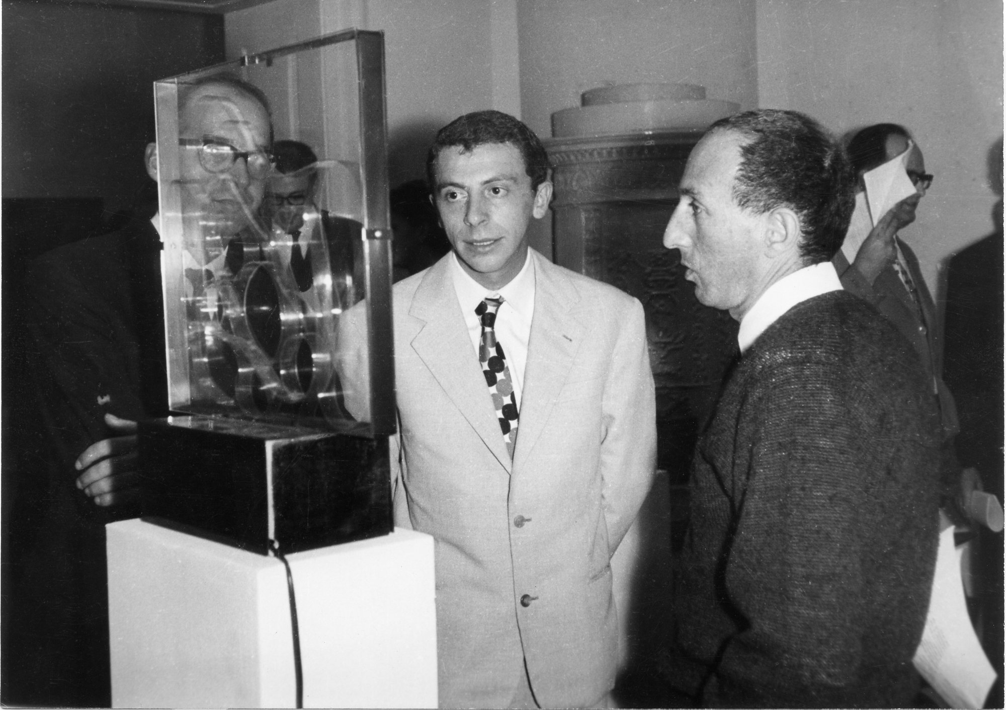 Getulio Alviani and Eugenio Carmi in front of Strutturazione fluida by Gianni Colombo, New Tendencies 2, 1963.