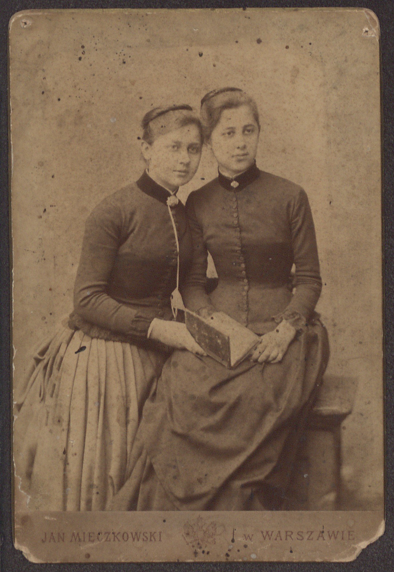 Jadwiga Szczawińska-Dawidowa and her sister, Wanda, 1888