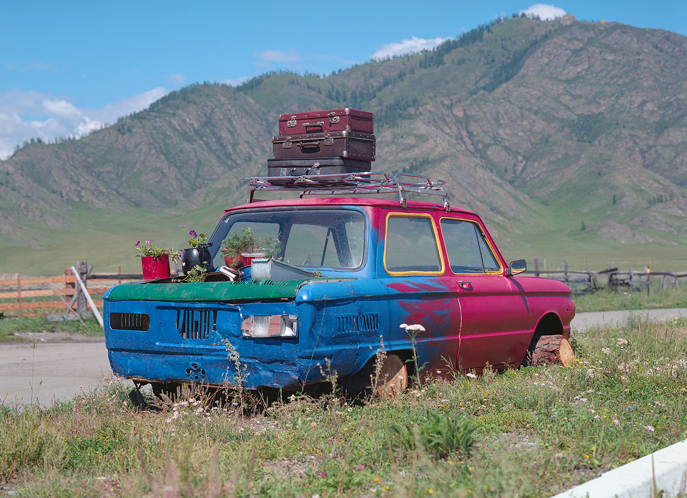 Chasing cars: the photographer capturing pockets of peace in Russia’s urban landscapes