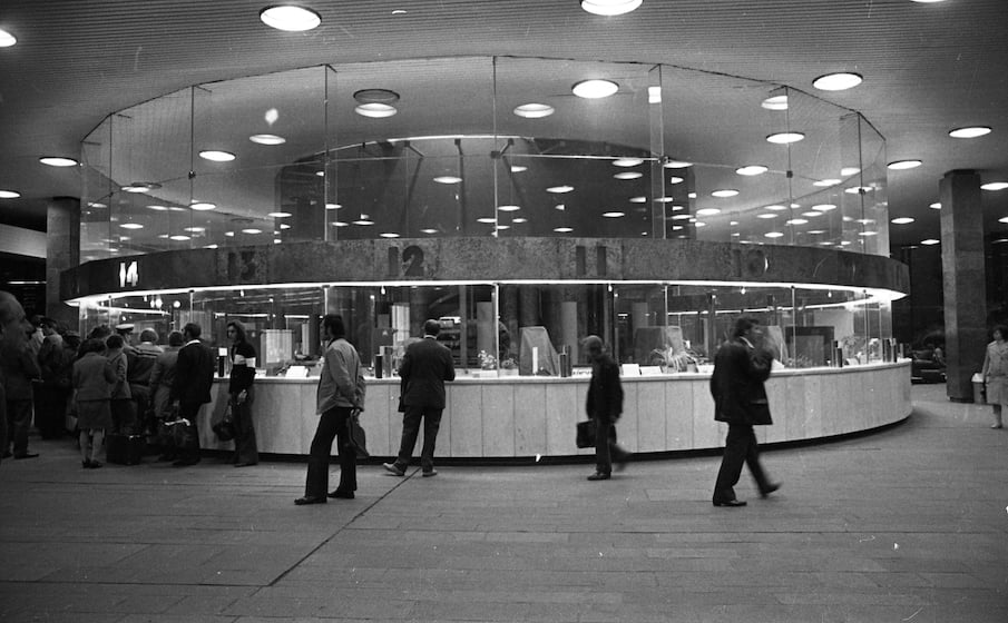 Inside Déli Pályaudvar station in 1975. Image: Fortepan/Uvaterv under a CC licence