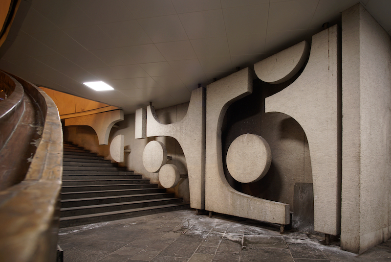 Some of the few remaining abstract compositions decorating Déli Pályaudvar’s interior in 2022. Image: Jean de Sousa