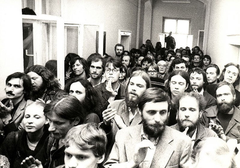 Supporters crowd the Municipal Court in Prague's Spálená Street No.2 as Jazz Section members go on trial in 1987. Image: Jiří Exner