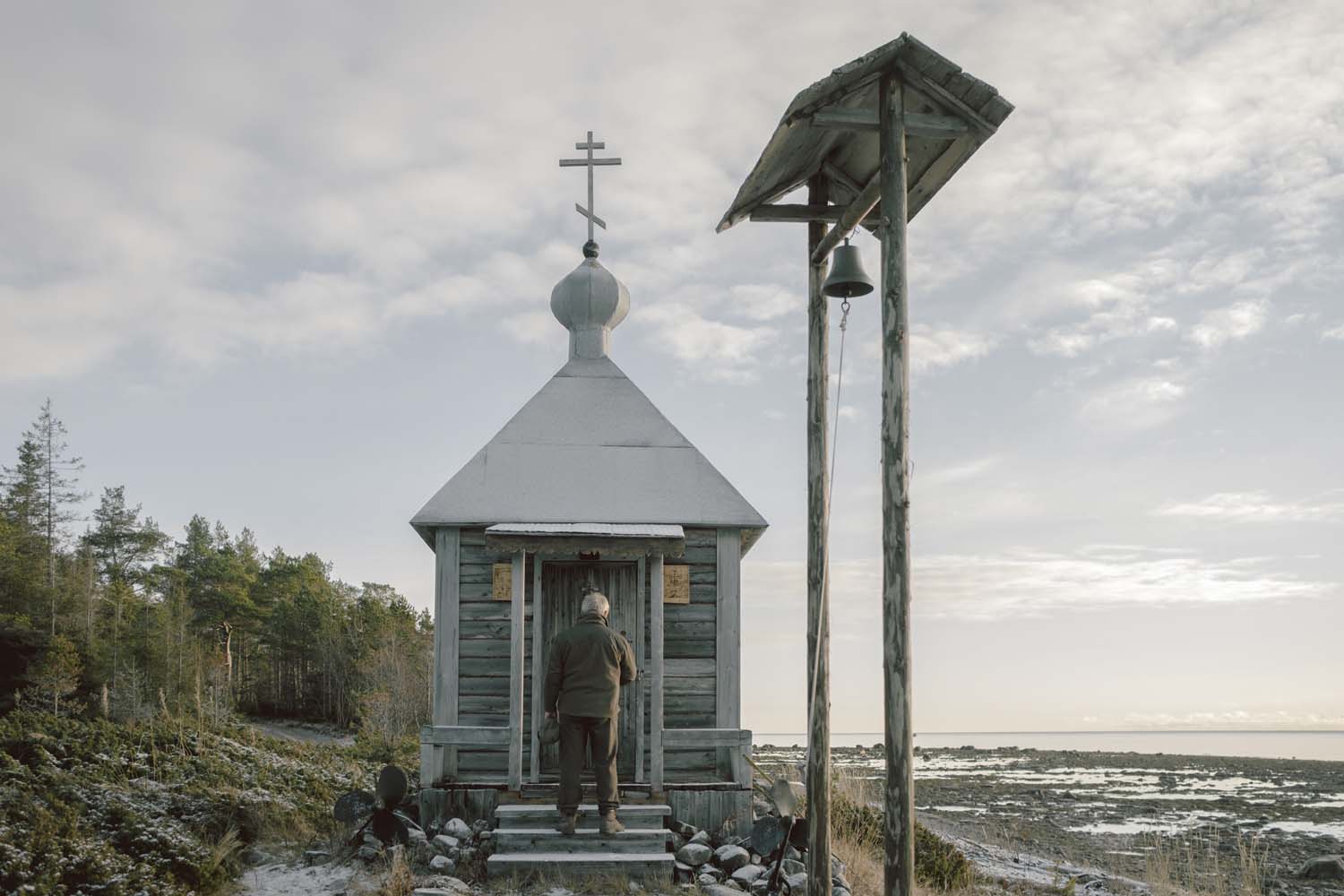 Alexander enters the chapel on the territory of the Tonya Tetrina ethnographic complex.