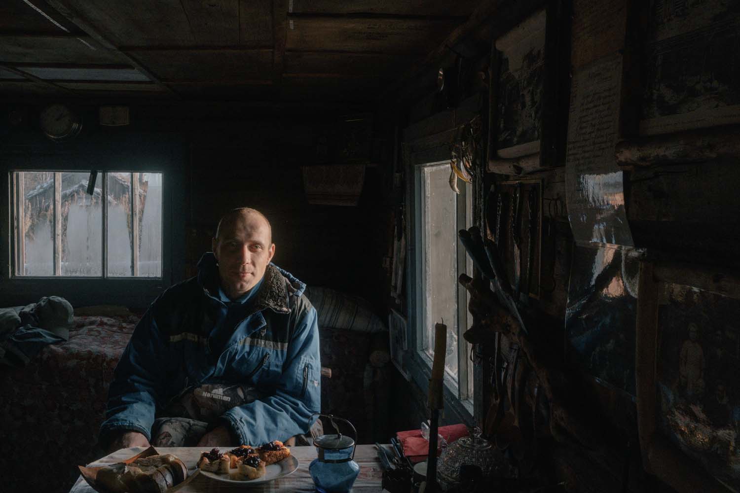 Fisherman Victor lunches with the hosts of Tonya Tetrina.