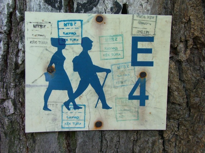 A signpost along the Blue Trail. Image: BT 1 Atti/Hungarian Wikipedia under a CC licence